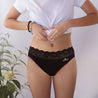 Mujer usando Aluna calzón menstrual Encaje frente, flujo medio, en oferta, absorbente, hipoalergénico, antibacteriano, absorbente