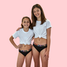 Dos niñas usando Aluna calzones menstruales, Primer ciclo negro, frente, flujo alto, absorbente, hipoalergénico, antibacteriano, absorbente